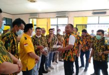 Usai Rapat Kordinasi Ketua AMPG Provinsi Lampung Aprozi Alam Berikan Bantuan Seragam ke Pengurus Kabupaten/Kota