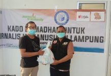 Kaloborasi IIB Darmajaya dan RM Sambel Alu – Roti Keset Anget Bagikan Kado Ramadan untuk Jurnalis Kemanusiaan Lampung