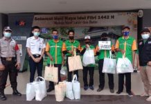 ACT Berikan Paket Ramadhan Untuk Porter Dan Penumpang KRL PT KAI Tanjung Karang