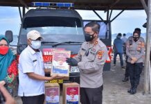 Polda Lampung Bagikan Bansos Masyarakat Terdampak PPKM Level 4 di Kampung Nelayan