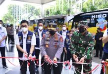 Kapolri Lepas Bus Vaksinasi Keliling Sasar Warga yang Tak Terjangkau