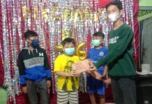 Panitia Lomba Bagikan Hadiah di Puncak HUT RI Ke-76