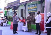 Presiden dan Kapolri Tinjau Vaksinasi Merdeka di Ponpes dan Tempat Ibadah Se-Indonesia