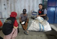 ACT Bandar Lampung Keliling Kota Bagikan Paket Makanan ke Pekerja Informal