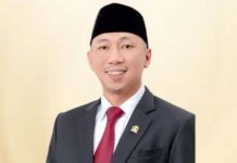 RMD Terima Penghargaan Legislator Inisiator di HPN Kendari