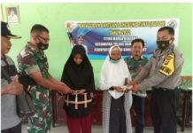 Kepalo Bujung Sari Marga Kecamatan Pagardewa Bagikan BLT untuk 105 KPM