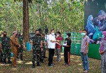 Pangdam Bersama PTPN VII Bagi Sembako di Pesawaran