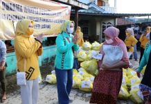 Program Siger Terus Bergerak, Riana Sari Arinal Bagikan Sembako