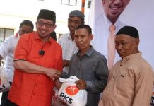 Bagikan Sembako di Lampung, Dr Salim: Tidak Harus Kaya untuk Peduli Sesama