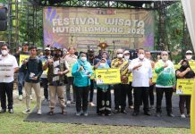 Buka Acara Puncak Festival Wisata Hutan, Gubernur Lampung Serahkan Bantuan