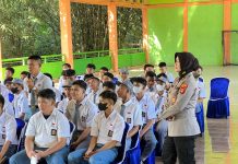 Jelang HUT ke-74 Polwan Lampura Goes To School
