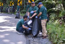 PLN dan Balai Besar TNBBS Gelar Aksi Bersihkan Sampah di Ruas Jalan Sanggi-Bengkunat