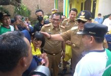 Gubernur Arinal Serahkan Tali Asih untuk Sela Sembari Bagikan Paket Sembako di Lampung Timur