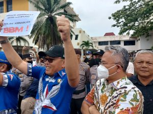 Anggota DPRD Lampung berada di tengah-tengah aksi demo ojek online 