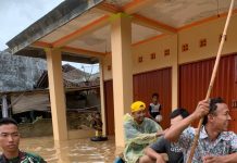 Prajurit Batalyon Infanteri 7 Marinir Membantu Evakuasi Korban Banjir