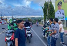 IJP Lampung Bagikan Ratusan Takjil ke Pengguna Jalan Pemprov Lampung