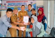 Eka Buana Salurkan BLT untuk 21 Keluarga Penerima Manfaat di Kampung Labuhan Jaya