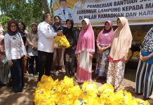 Pemprov Lampung Salurkan Bansos Sembako ke Masyarakat Tidak Mampu