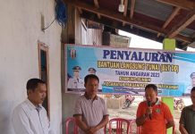 Pejabat Pemerintah Kampung Rumbia Bagikan BLT DD ke-27 KPM