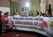 Watoni Noerdin Realisasikan Bantuan ke Pemuda Tamansari Pesawaran