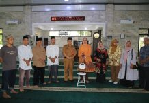 Riana Sari Serahkan Bantuan Kursi Sholat di Masjid Agung