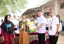 Gelar Pasar Murah, Penjabat Bupati Firsada Serahkan Paket Beras Kepada Masyarakat