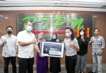 Melalui PTPN XIII, Holding Perkebunan Serahkan Beasiswa Kepada Mahasiswa Di Kalimantan