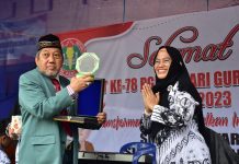 YBL Berikan Penghargaan Kepada Dewan Guru SMP dan SDIT Pada Peringatan HGN dan PGRI ke-78