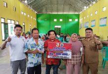 Kepala Tiyuh Dwikora Jaya Salurkan BLT Tahap 3 Bagi Warga Kurang Mampu