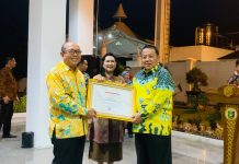Kakanwil Kemenkumham Lampung Serahkan Piagam Penghargaan untuk 12 Kabupaten/Kota Peduli HAM