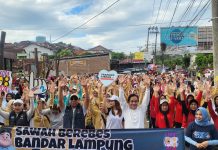RMD dan Dewi Mayang Djausal Ajak Masyarakat Sawah Berebes Senam Riang Gembira