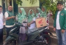 Supriyanto Berikan 1 Unit Sepeda Motor dari DPP untuk Warga Negeri Katon