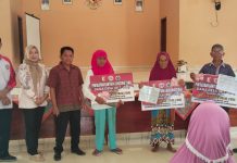 Sambut Bulan Suci Ramadhan Kepala Kampung Kahuripan Jaya Bagikan BLT