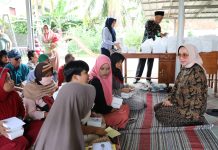 Riana Sari Arinal Bagikan Takjil kepada Komunitas Disabilitas Sensorik Netra di SLB Bina Insani