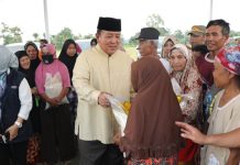 Gubernur Arinal Bagikan Bantuan Sembako dan Kursi Roda di Pringsewu
