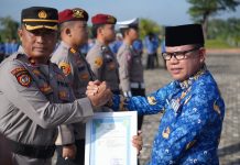Momen Halal Bihalal, Pj Bupati Sulpakar Serahkan Penghargaan untuk Personil Polres Mesuji