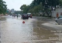 Diguyur Hujan Sebentar Jalan Depan Kantor Walikota Batam Tetap Banjir