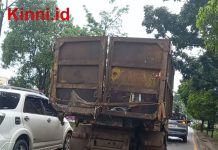 Truk Pengangkut Sampah Batam Bolong