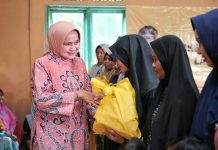 Ketua LKKS Ibu Riana Bagikan Sembako di Tanggamus