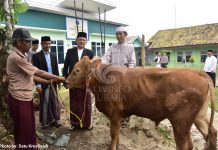 M. Firsada Berama Keluarga Sholat Idul Adha di Islamic Center Tubaba