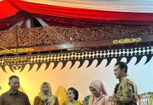 Signal Kuat Berpasangan di Pilkada, Ririn Kuswantari dan Mas Wiriawan Kompak Hadiri Wayangan