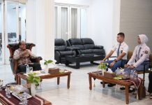 Pj. Gubernur Samsudin Terima Dua Anggota Paskibraka yang akan Bertugas Pengibaran Bendera di IKN