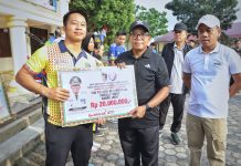 Pj. Gubernur Samsudin Berikan Penghargaan Kepada Atlet Pelajar dan Pelatih Berprestasi