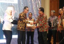 Sekdaprov Lampung Raih Predikat Terbaik Penghargaan Digital Leadership Government Awards 2024