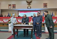 Pj. Gubernur Lampung dan Ketua DPRD Provinsi Lampung Tandatangani Persetujuan Bersama Raperda APBD Tahun 2025