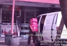 Terpantau Mobil Mini Bus Bongkar Muat Minuman Beralkohol