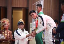 Pj. Gubernur Lampung Kalungkan Medali Emas kepada Atlet Muaythai Lampung Peraih Medali Emas