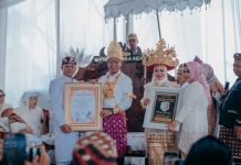 Rahmat Mirzani Djausal dan Istri Terima Gelar Adat Tertinggi dari Perwatin Megou Pak Lampung