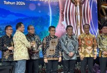 Pj. Gubernur Lampung Terima Penghargaan Upakarya Wanua Nugraha 2024 dari Kemendagri