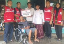 PMI Lampung Serahkan 13 Kursi Roda dalam Program SIGER Layanan Sosial